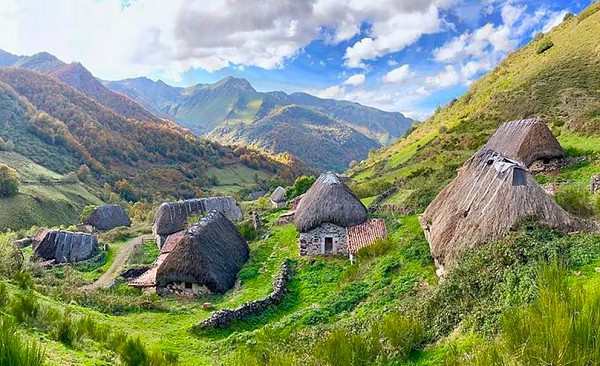 Деревушка с хижинами в Parque Natural de Somiedo