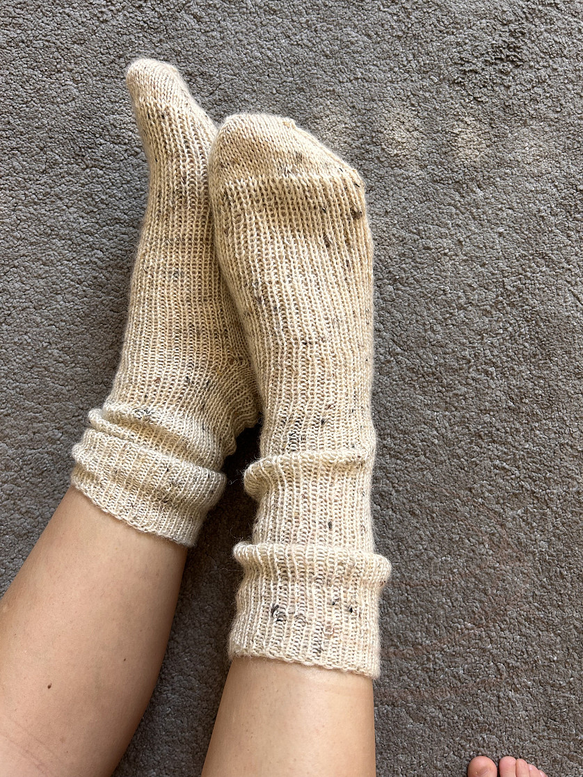 Beige knitted socks with elastic band pattern изображение 3