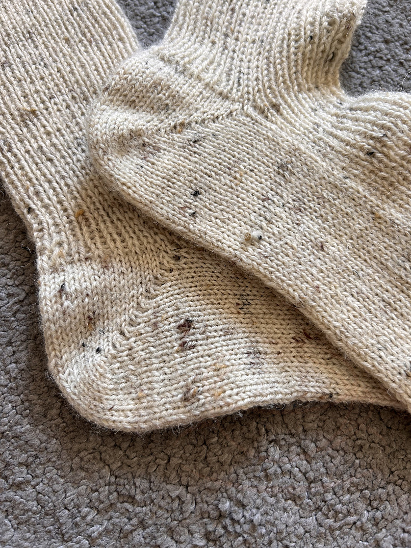 Beige knitted socks with elastic band pattern изображение 4