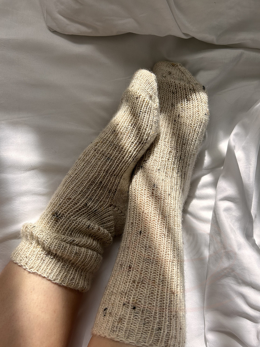 Beige knitted socks with elastic band pattern изображение 2